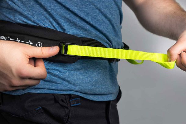 Nahaufnahme der Einstellungsoptionen des Exoskeletts von hTRIUS an der Hüfte des Trägers