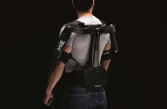 Exoskelett Mate-XT für die Schulterentlastung getragen von einem Mann