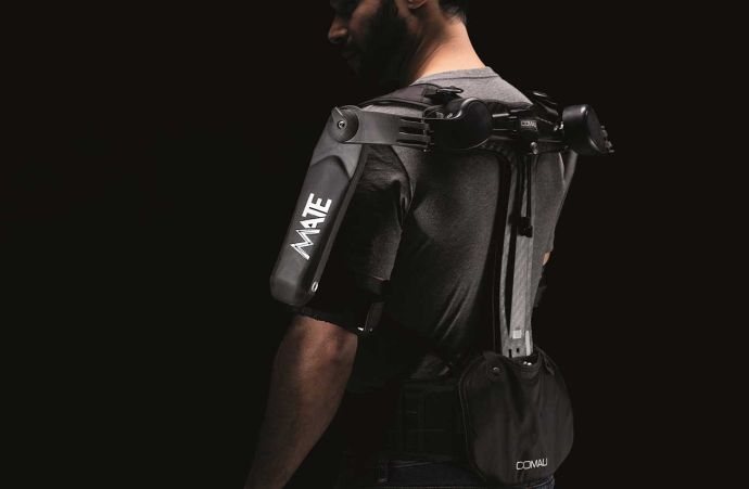 Exoskelett Mate-XT für die Schulterentlastung getragen von einem Mann