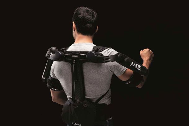 Exoskelett Mate-XT angezogen von einem Träger über der Kleidung