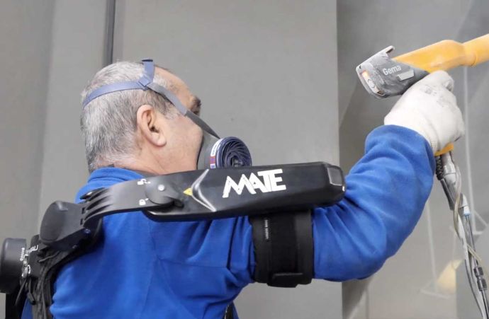 Exoskelett Mate-XT für die Schulterentlastung getragen von einem Mann beim Stemmen