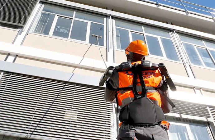 Exoskelett Mate-XT für die Schulterentlastung getragen von einem Mann der Fenster putzt