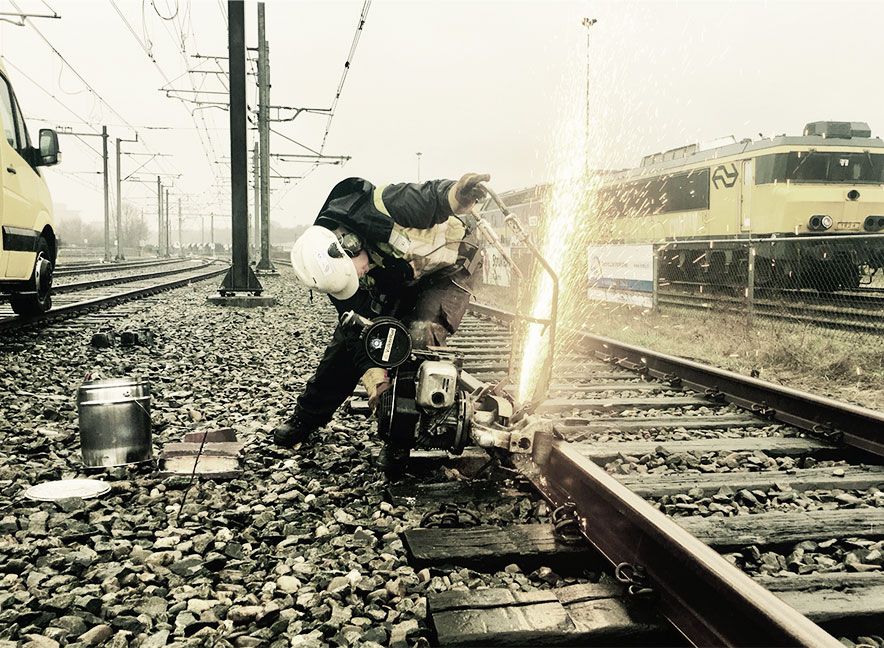 Ein Schweißer trägt das Exoskelett während seiner Arbeit beim industriellen Schweißen.