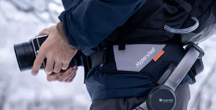 Exoskelett Mate-XT für die Schulterentlastung getragen von einem Mann