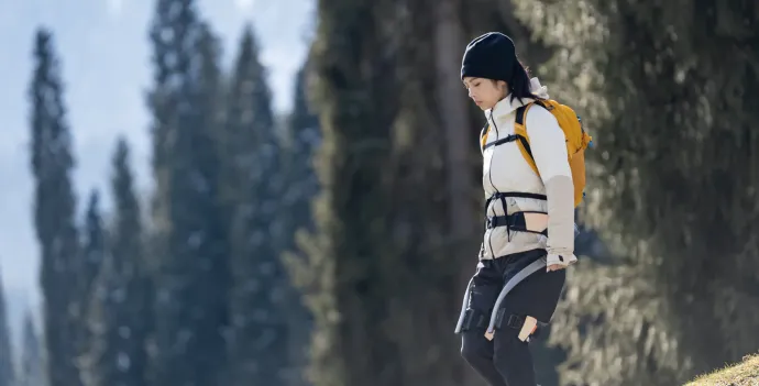 Rückenansicht des Exoskeletts Mate-XT getragen von einem Mann