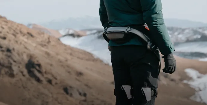 Exoskelett Mate-XT für die Schulterentlastung getragen von einem Mann der Fenster putzt