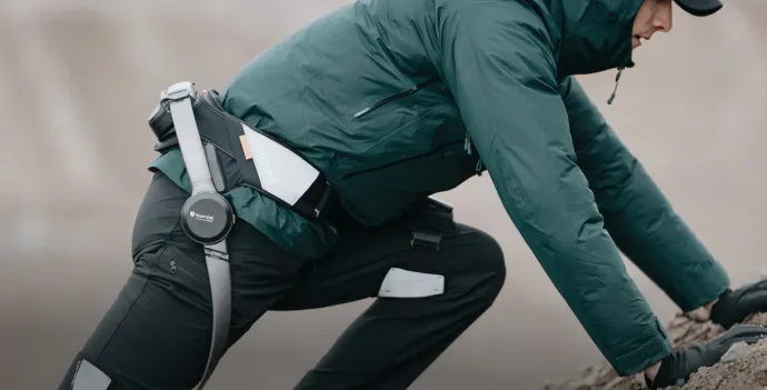 Exoskelett Mate-XT für die Schulterentlastung getragen von einem Mann