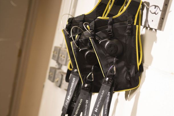 Herowear Exoskelett gleichwertig getragen von Mann und Frau