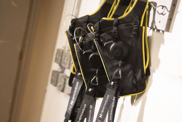 Herowear Exoskelett gleichwertig getragen von Mann und Frau